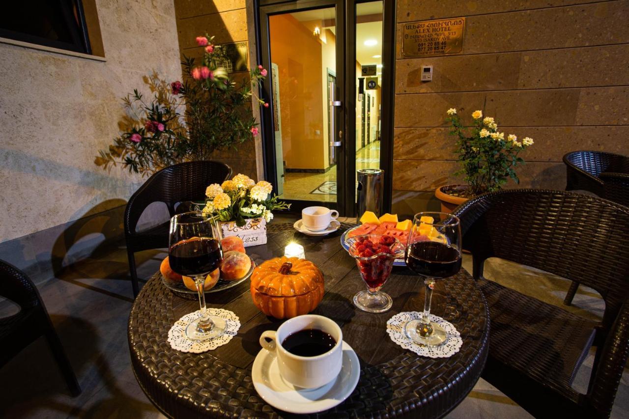 Alex Hotel Yerevan Bagian luar foto