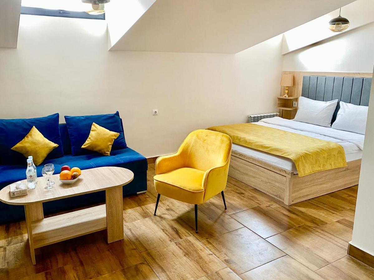Alex Hotel Yerevan Bagian luar foto