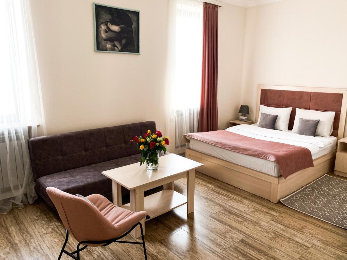 Alex Hotel Yerevan Bagian luar foto