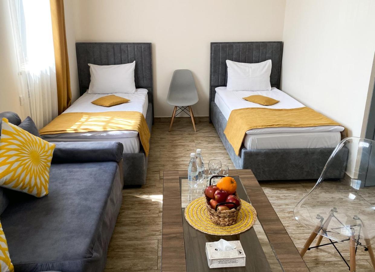 Alex Hotel Yerevan Bagian luar foto