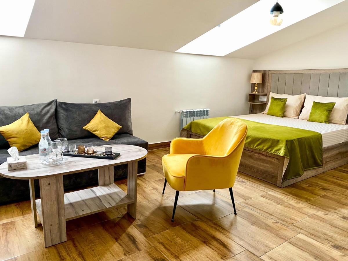 Alex Hotel Yerevan Bagian luar foto