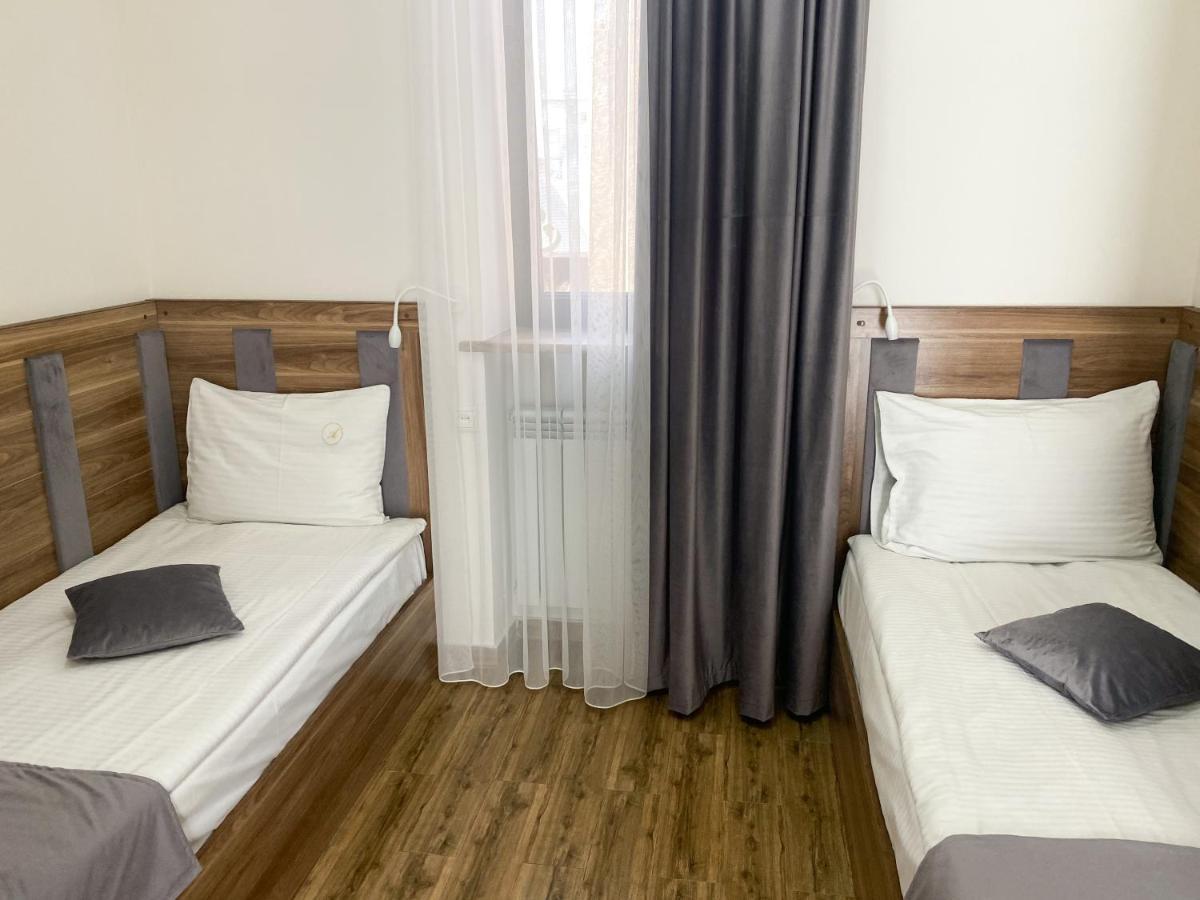 Alex Hotel Yerevan Bagian luar foto