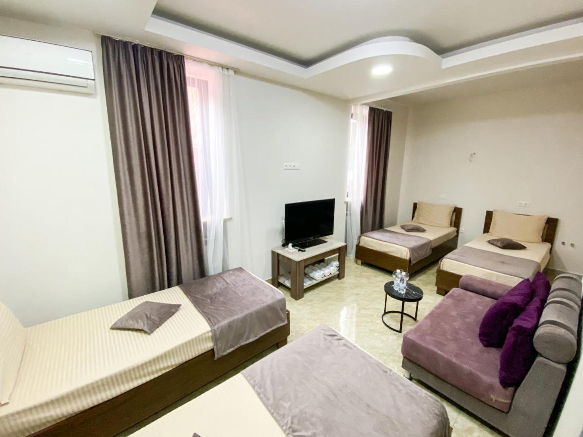 Alex Hotel Yerevan Bagian luar foto