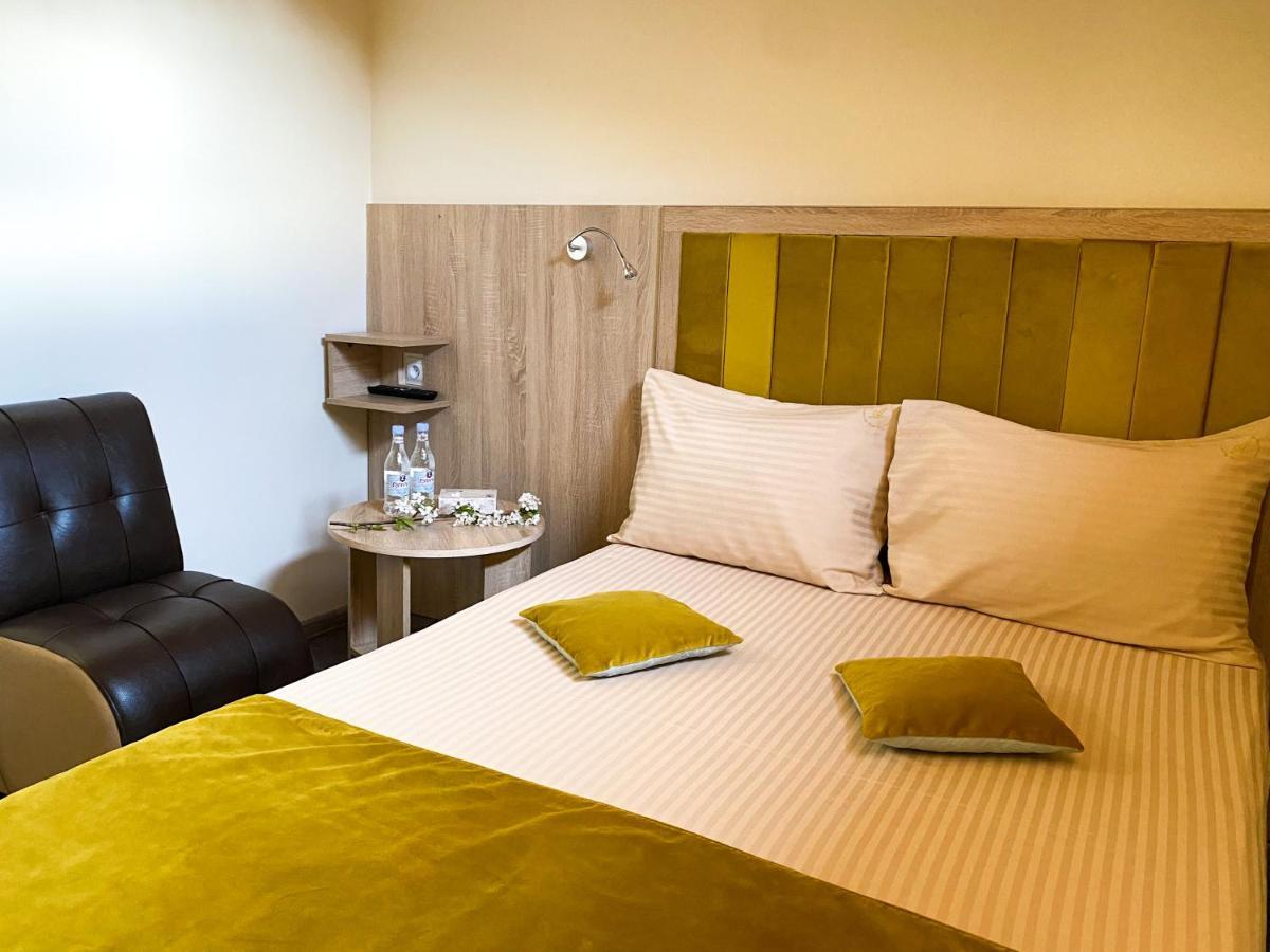 Alex Hotel Yerevan Bagian luar foto