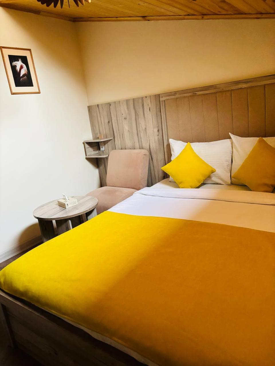 Alex Hotel Yerevan Bagian luar foto