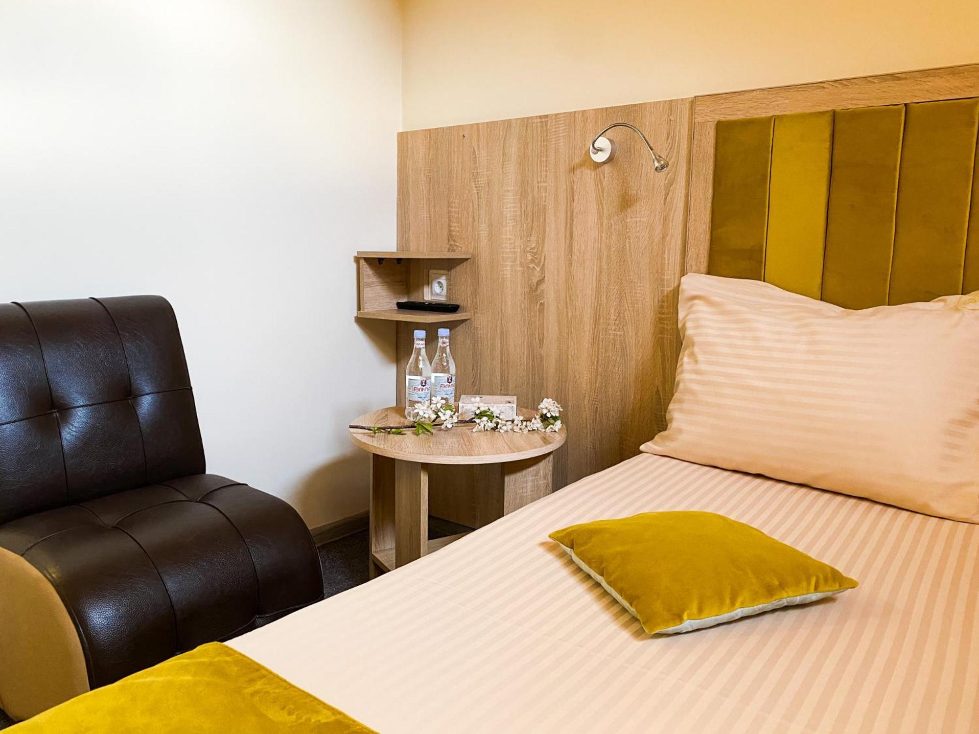 Alex Hotel Yerevan Bagian luar foto