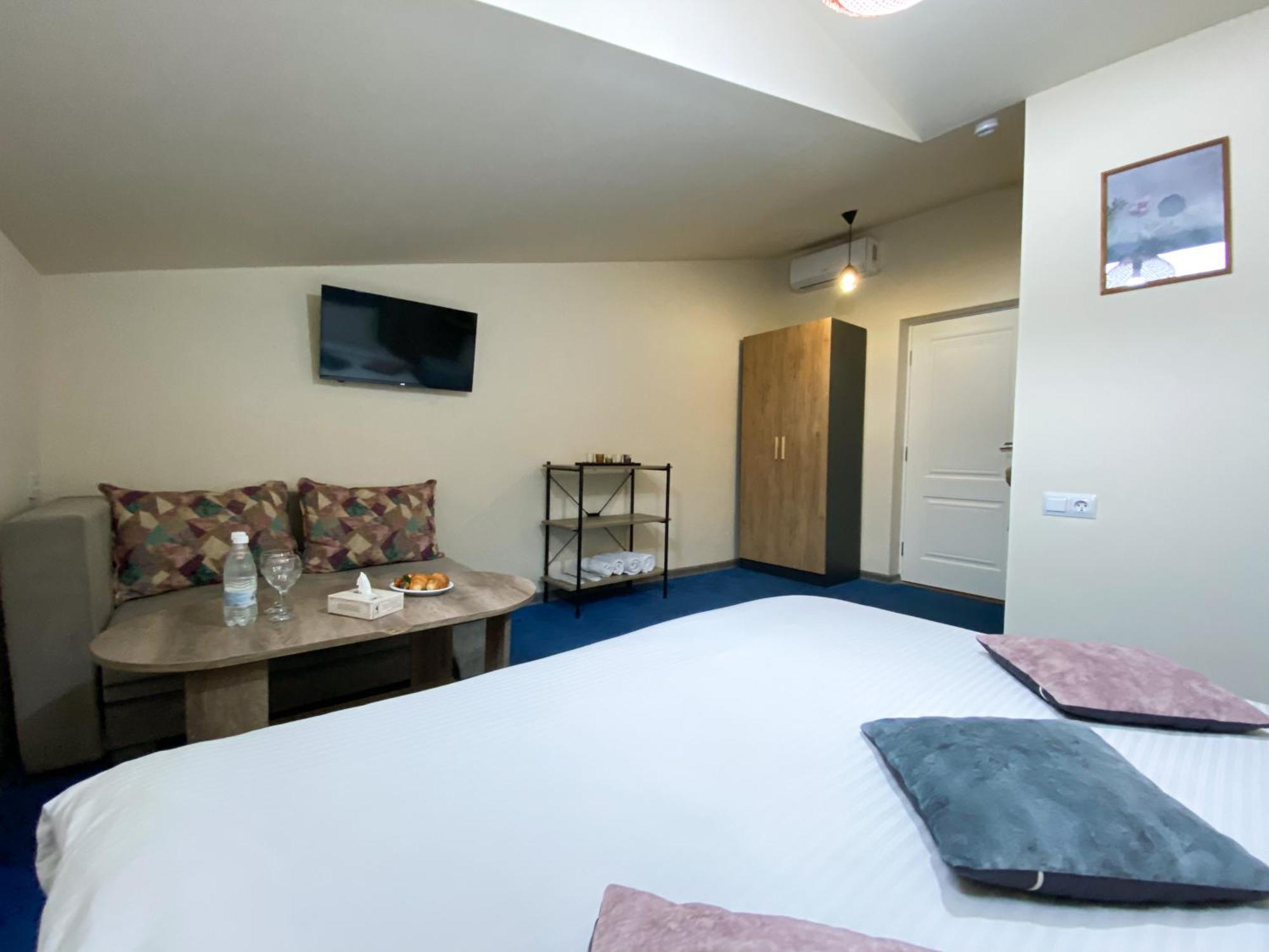 Alex Hotel Yerevan Bagian luar foto