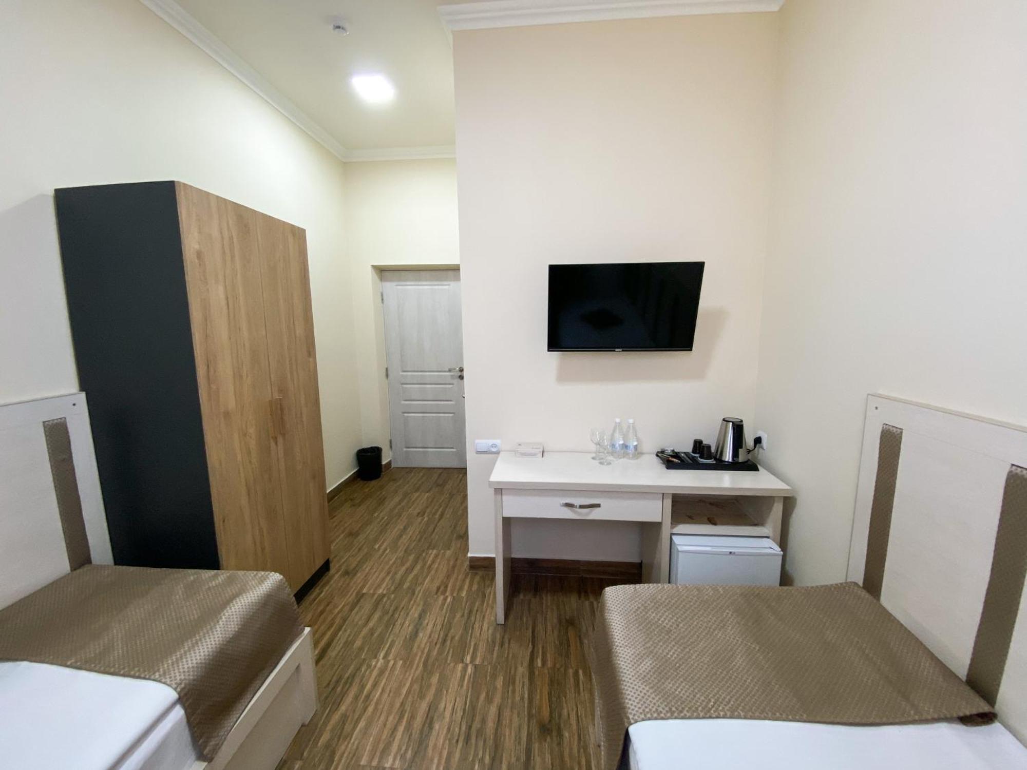 Alex Hotel Yerevan Bagian luar foto