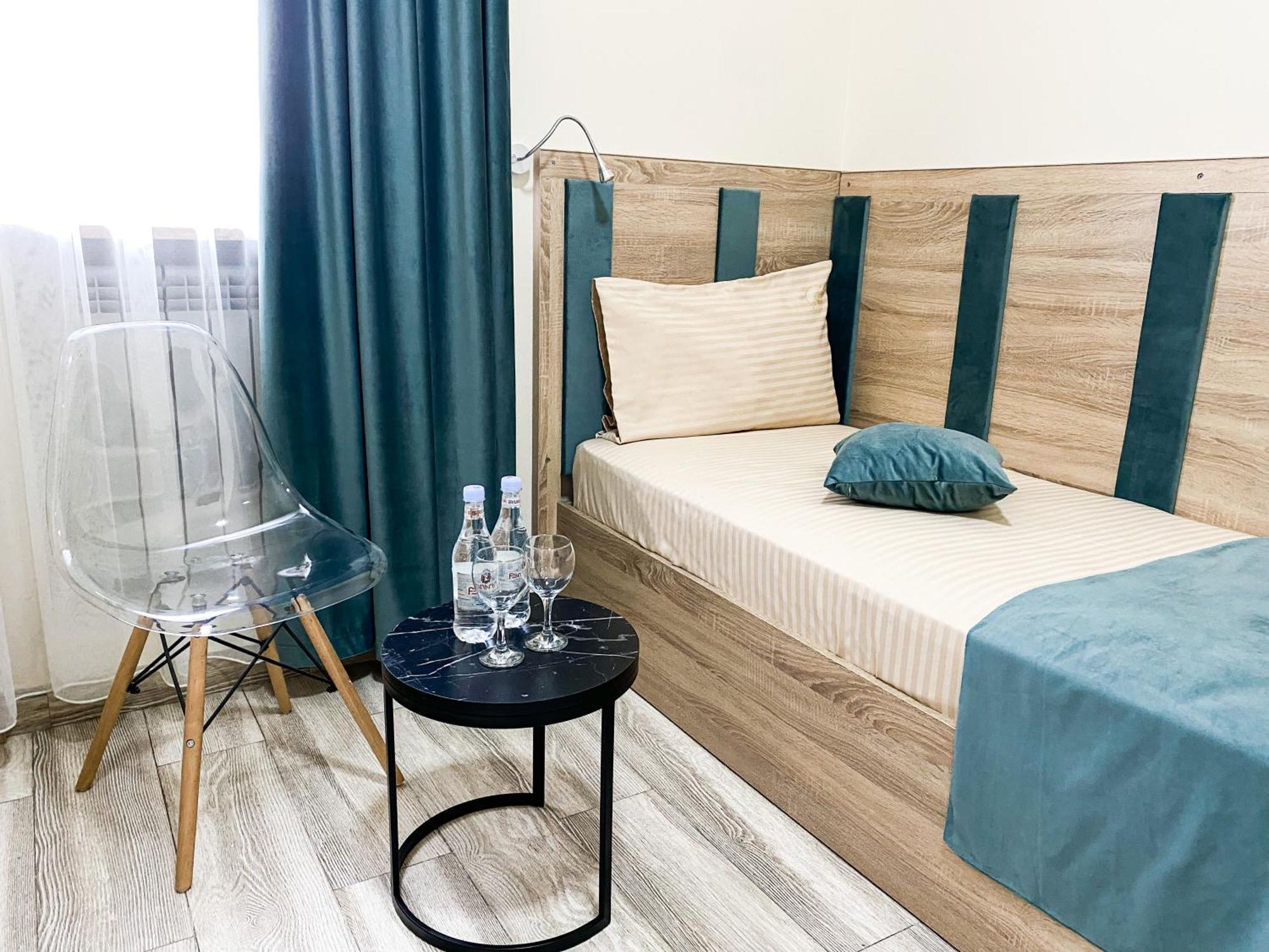 Alex Hotel Yerevan Bagian luar foto