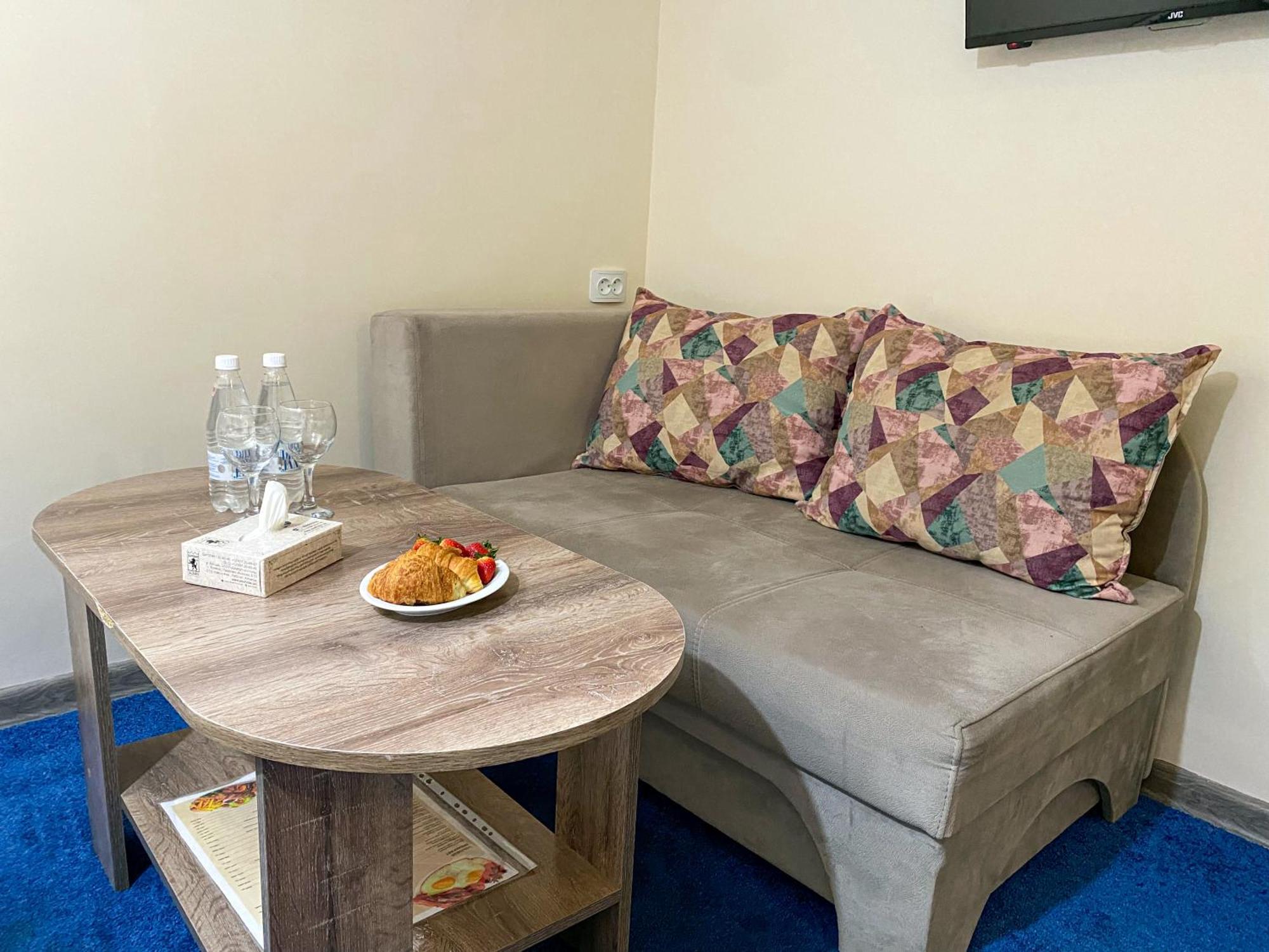 Alex Hotel Yerevan Bagian luar foto
