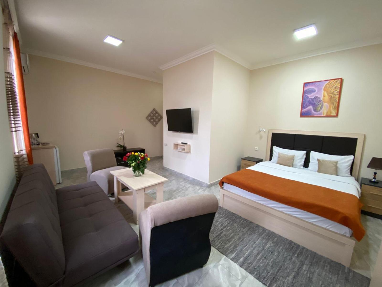 Alex Hotel Yerevan Bagian luar foto