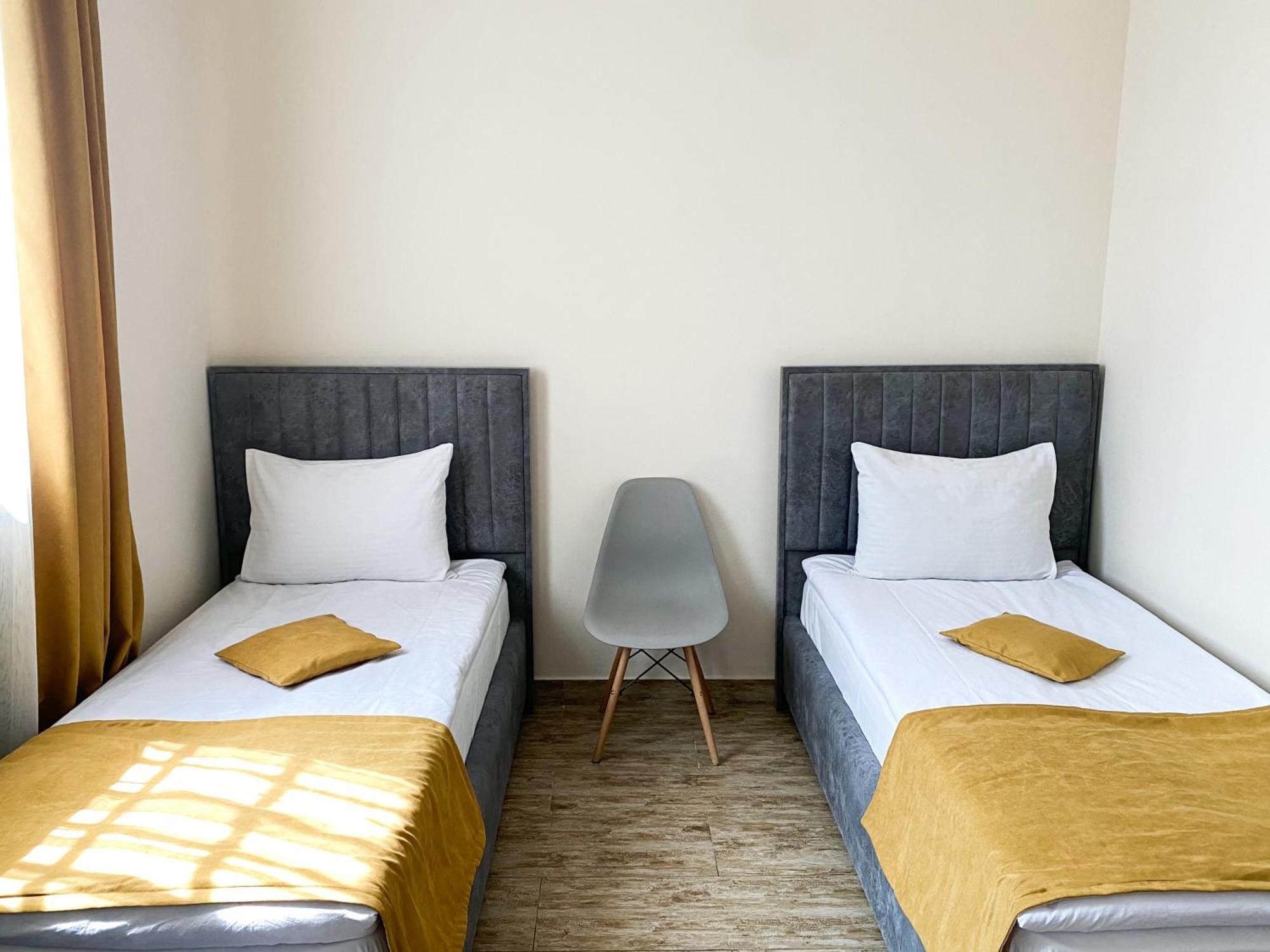 Alex Hotel Yerevan Bagian luar foto