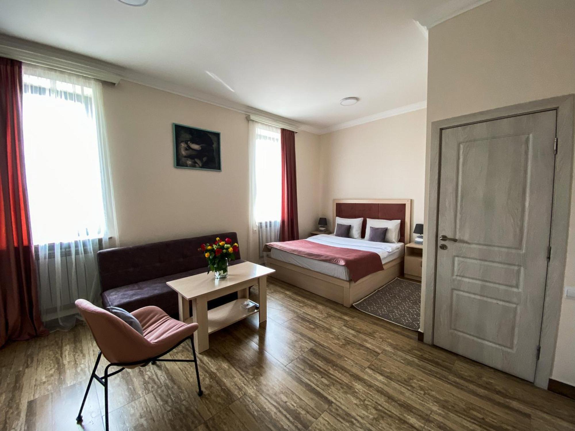 Alex Hotel Yerevan Bagian luar foto