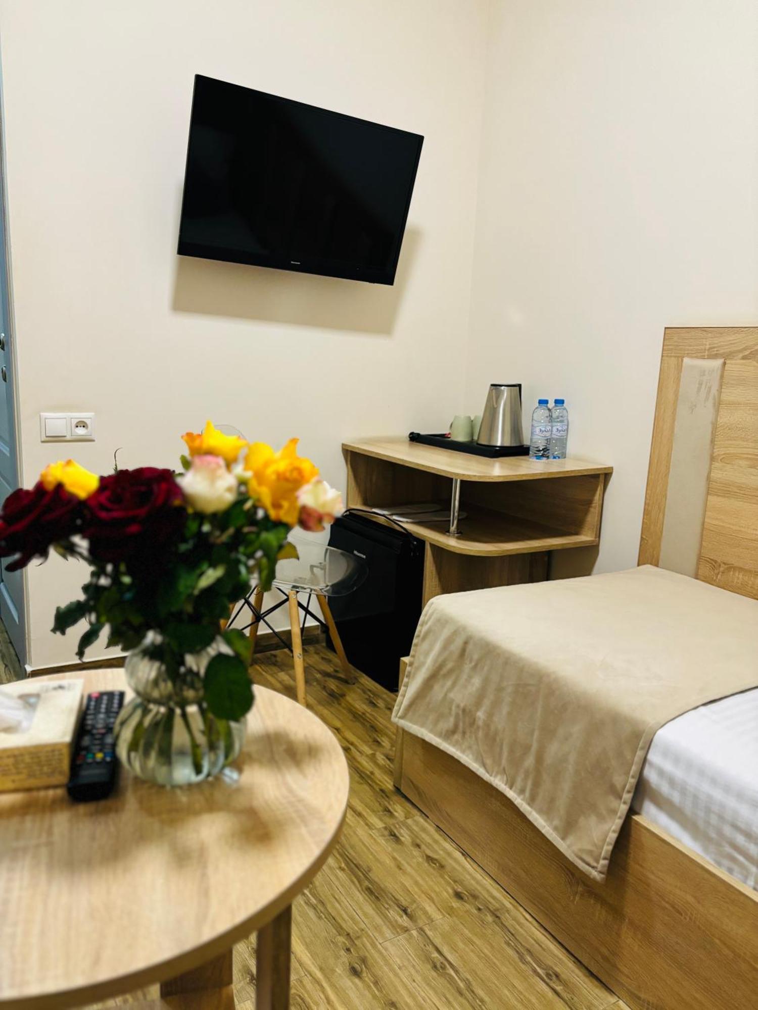 Alex Hotel Yerevan Bagian luar foto