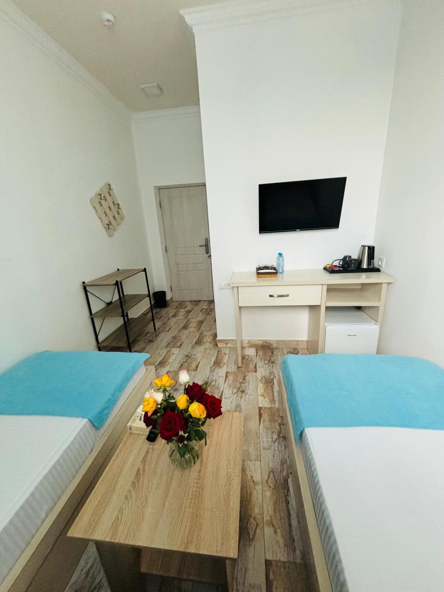 Alex Hotel Yerevan Bagian luar foto