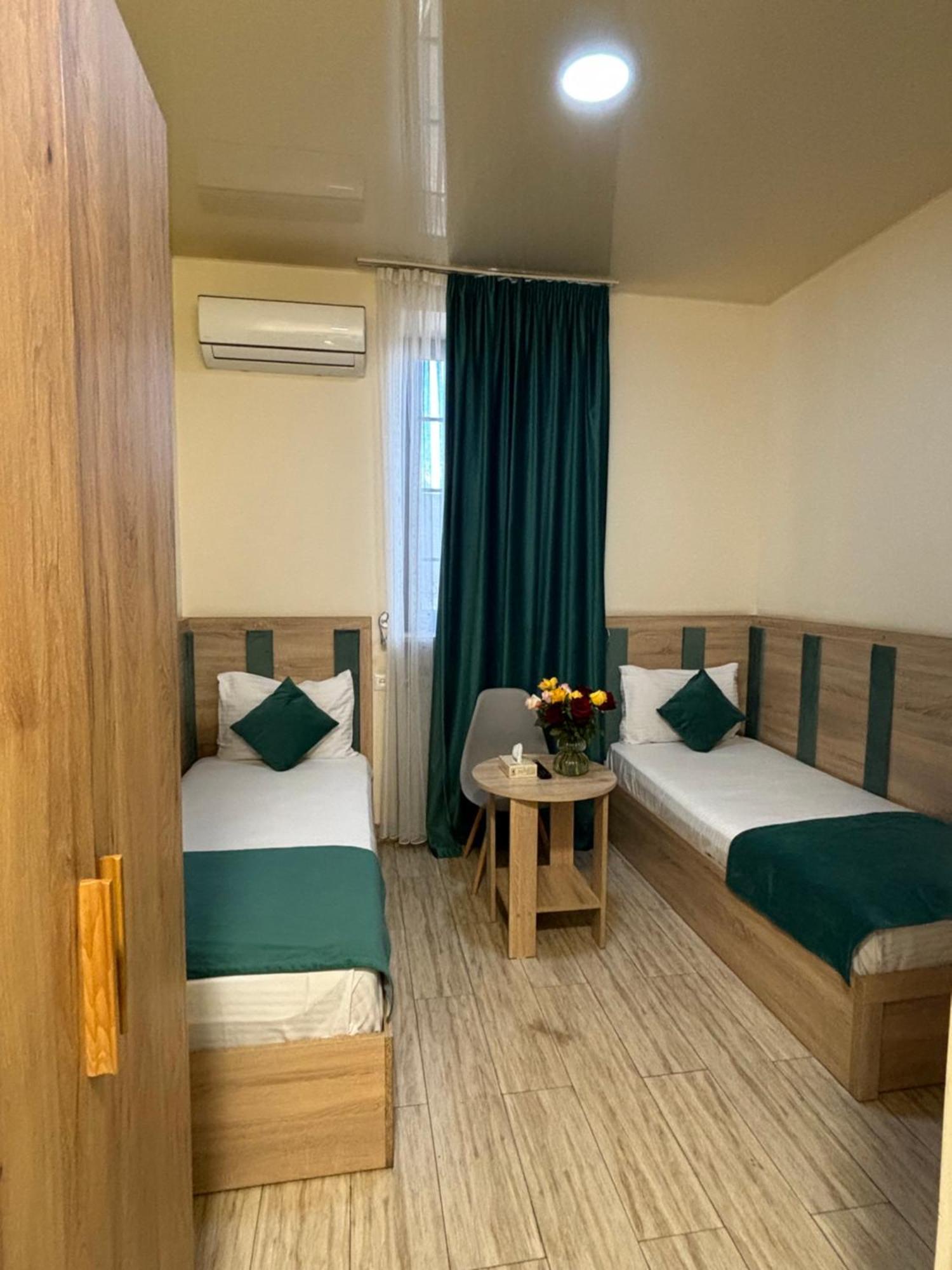 Alex Hotel Yerevan Bagian luar foto