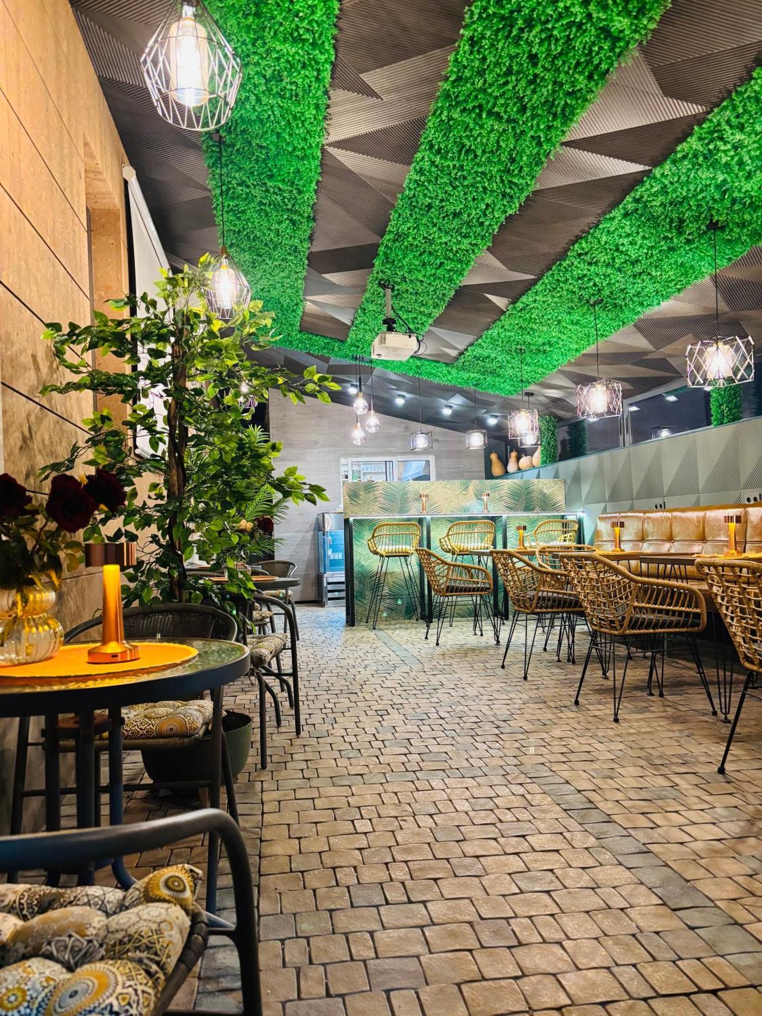 Alex Hotel Yerevan Bagian luar foto